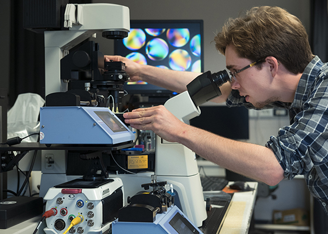 Etudiant au microscope à IPGG