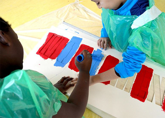 Enfants à l'atelier dessins du programme AIMS