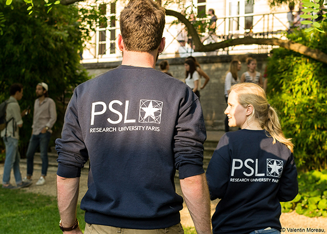 Etudiants dans le jardin de l'école des MINES ParisTech