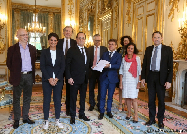 Remise du rapport sur la création d'un institut sur les études républicaines à l'Elysée