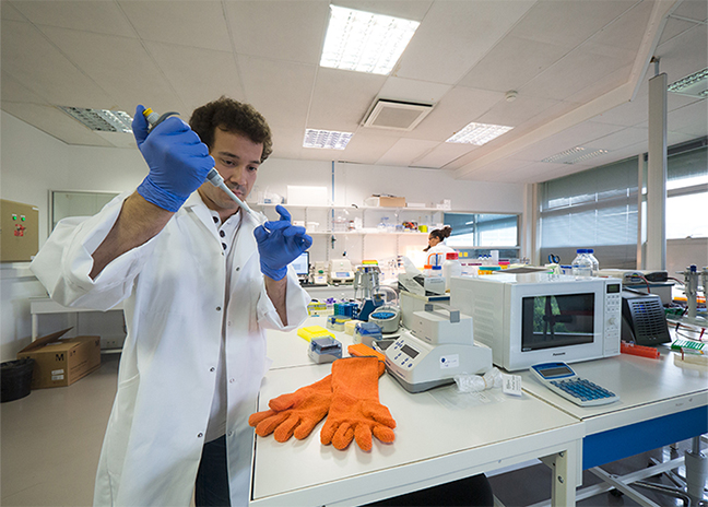 Chercheur dans son laboratoire à l'Institut Curie