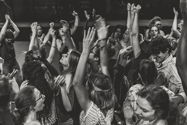 Etudiants sur une scène de théâtre