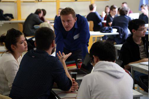 Des étudiants de l'ESPCI Paris et leur coach d'EDF durant le PSL-Hack 2017