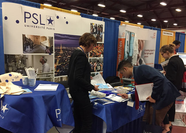 Jeune étudiant sur le stand de l'Université PSL à la MIT European career fair 2018