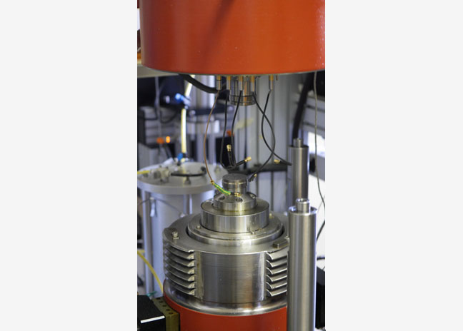 Presse simulant les effets d'un seismes sur les roches dans le laboratoires de géosciences de l'ENS
