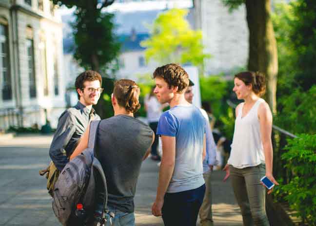 Etudiants de l'Université PSL dans le jardin de MINES ParisTech lors de la garden party organisée par l'Union PSL en mai 2018