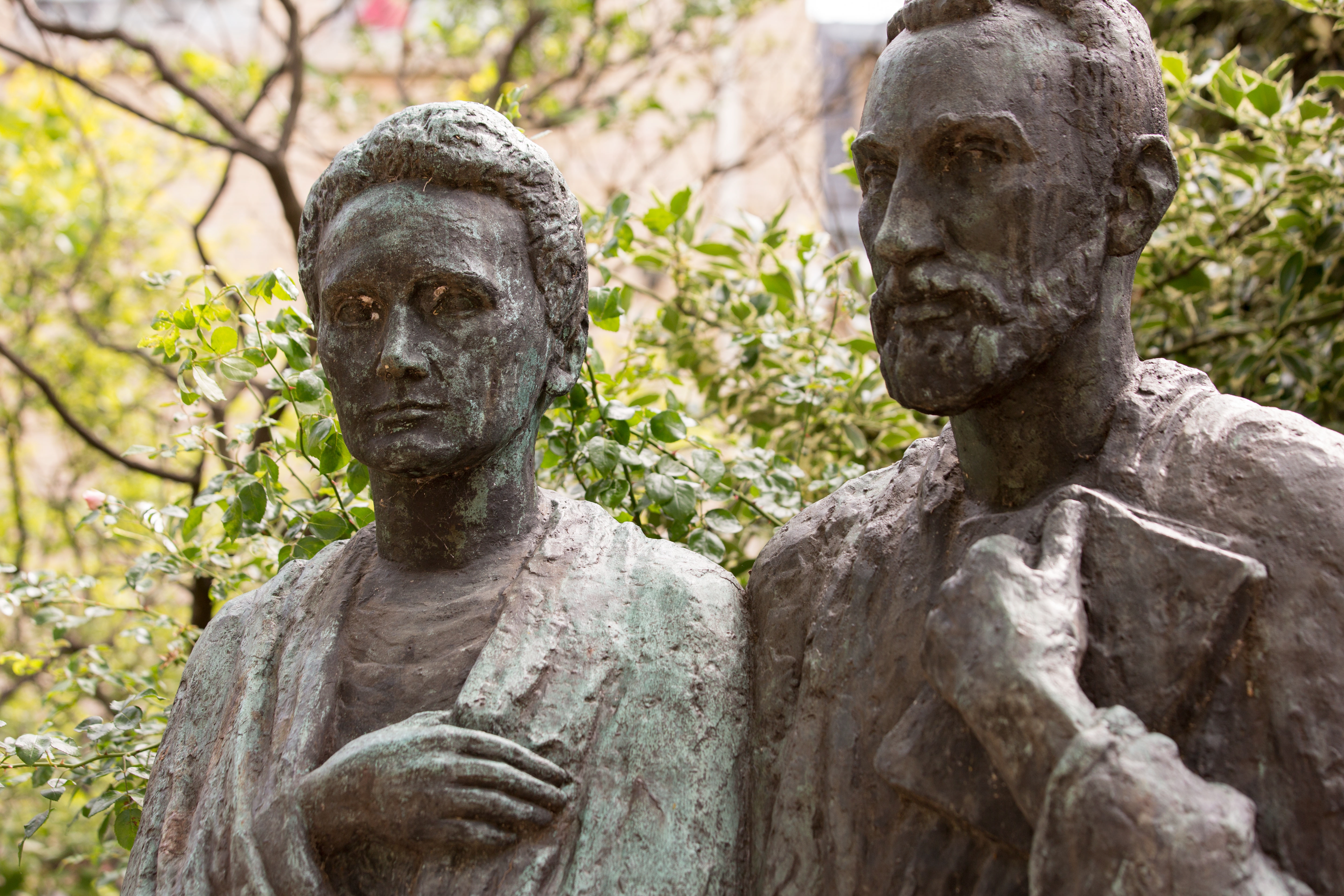 Statue_Pierre_&_Marie_Curie