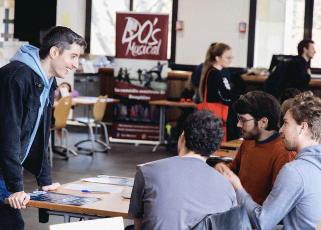 Etudiants PSL lors de l'Agora, forum des associations, 2022 dans la cafétéria de l'ENS - PSL