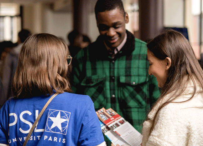 Etudiants et lycéens discutant lors de la matinée cordées de la réussite de l'Université PSL le 28 janvier 2023