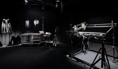 Table de tricotissage et vêtements tricotissés, Clinique Vestimentaire, 2019.(Crédits photo Mathieu Faluomi) Table de tricotissage et vêtements tricotissés, Clinique Vestimentaire, 2019.(Crédits photo Mathieu Faluomi)