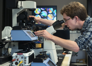 Etudiant au microscope à IPGG