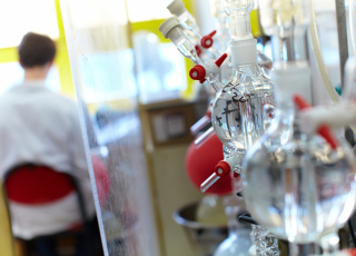 Un chimiste dans son laboratoire