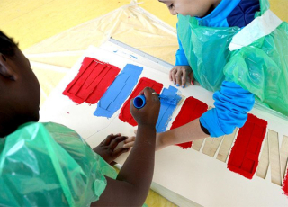 Enfants à l'atelier dessins du programme AIMS