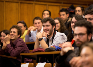 Les étudiants et enseignants à l'Amphithéâtre Charles Friedel de Chimie ParisTech
