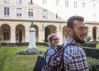 Etudiants dans la cour du Lycées Henri IV, partenaire de l'Université PSL