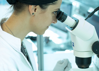 Femme dans son laboratoire à l'Institut Curie