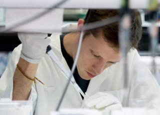 Chercheur dans un laboratoire de l'Institut Curie -PSL
