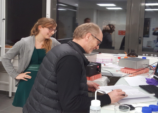Sophie Marbach et Lydéric Bocquet dans leur laboratoire de l'Institut Pierre Gilles de Gennes -(IPGG-PSL) à Paris
