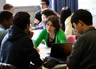Des étudiants de l'ESPCI Paris et leur coach d'EDF durant le PSL-Hack 2017