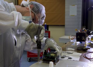 Ingénieur de l'Observatoire de Paris-PSL travaillant sur le CubeSat du projet PicSat