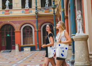 Etudiantes de l'Université PSL traversant l'école nationale des Beaux-Arts