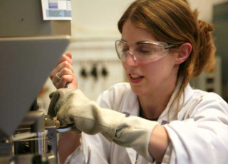 Jeune scientifique de l'ESPCI (Université PSL) dans un laboratoire de recherche auteur Proxima