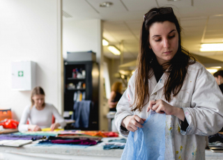 Etudiante de l'EnaMoMa, Fashion School by PSL, lors de l'atelier colorants naturels organisé à l'EnsAD