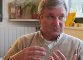 Éric Calais, géologue, professeur à l’ENS présentant les enjeux de la tectonique des plaques aujourd’hui.
