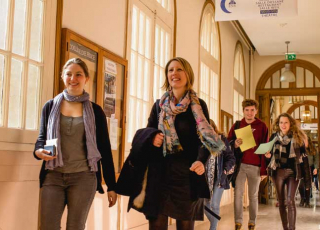Etudiants dans les couloirs de l'Ecole Normale Supérieure © Daniel Nicolaevsky Université PSL