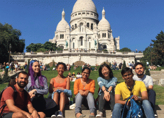 Etudiants du PSL Welcome Desk devant Montmartre Paris cc Université PSL