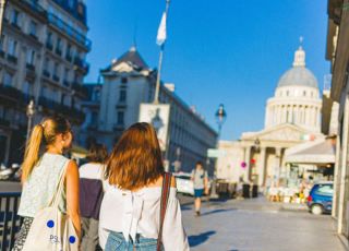 Etudiantes PSL dans les rues de Paris