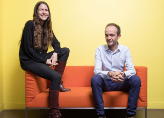 Emmanuelle Martiano et Maximilien Levesque, chercheur au département de chimie de l’ENS-PSL, confondateurs d'Aqemia