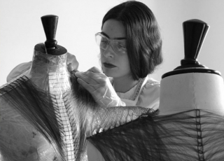 Portrait de Jeanne Vicerial dans l’atelier/laboratoire CLINIQUE VESTIMENTAIRE, 2019 Photo Joseph Schiano Di Lombo © Jeanne Vicerial