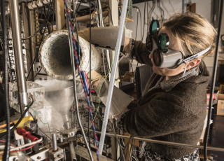 Expérience de spectroscopie à haute résolution de l'atome d'hydrogène, laboratoire Kastler Brossel (CNRS/ ENS - PSL / Sorbonne Université / Collège de France) © Hubert RAGUET/LKB/CNRS Photothèque