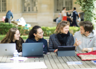 Etudiants dans la cours aux Ernest Agora PSL 2021 cc Daniel Nicolaevsky/Universite PSL