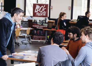 Etudiants PSL lors de l'Agora, forum des associations, 2022 dans la cafétéria de l'ENS - PSL