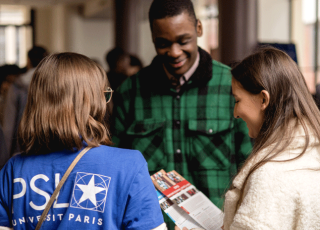 Etudiants et lycéens discutant lors de la matinée cordées de la réussite de l'Université PSL le 28 janvier 2023