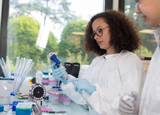 Chercheurs dans un laboratoire