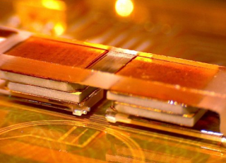 Microcircuit à atomes avec microcavités optiques à fibre 